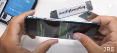O YouTuber dobrou e quebrou a estrutura do OnePlus Nord com suas próprias mãos (Fonte de imagem: JerryRigEverything)