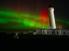 Auroras sobre o Farol de Covesea, Escócia (Crédito da imagem: Scott Mellis via Space.com; editado)