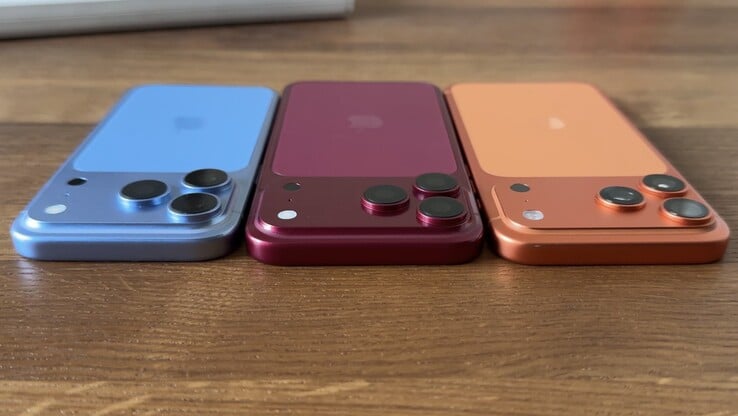 Em uma comparação direta entre um protótipo do iPhone 18 Pro Max e o iPhone 17 Pro Max, o módulo da câmera mais espesso se destaca.