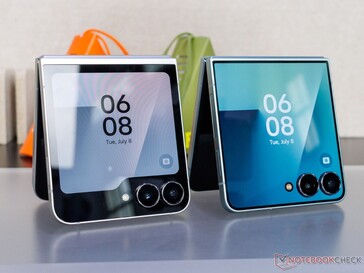 Galaxy Z Flip 7 FE (L) e Flip 7 (R) lado a lado ((fonte da imagem: Notebookcheck)