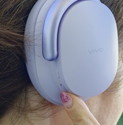 Os fones de ouvido Vivo do tipo over-ear podem ser operados de forma confiável graças aos botões físicos