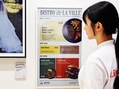 O mais recente monitor E-Ink da LG pode ser carregado magneticamente por meio de um banco de energia Qi2.