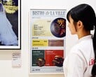 O mais recente monitor E-Ink da LG pode ser carregado magneticamente por meio de um banco de energia Qi2.