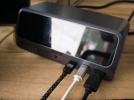 A tela da estação de acoplamento USB-C da MOKiN atrai impressões digitais e reflexos