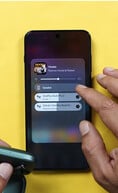 O recurso de áudio duplo da OnePlus em ação, com dois pares de fones de ouvido sem fio conectados ao mesmo tempo e a função de audição compartilhada ativada.