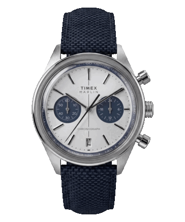 Timex Marlin Jet Chronograph TW2Y89900 com mostrador côncavo branco-prateado, submostradores do cronógrafo em azul-marinho, janela de data às 6 horas e pulseira de tecido azul-marinho.