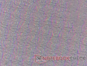 A espessa sobreposição da tela sensível ao toque faz com que os subpixels embaixo dela fiquem mais borrados e granulados do que na maioria dos outros tablets e laptops