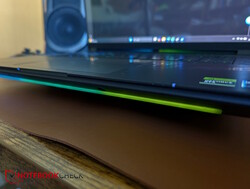 1 faixa de LED na parte frontal