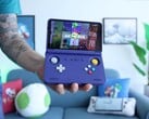 Russ, da Retro Game Corps, segurando o console de jogos portátil Retroid Pocket Flip 2 em roxo, com a tela exibindo uma interface de emulador do Sega Genesis. (Fonte da imagem: Retro Game Corps no YouTube)