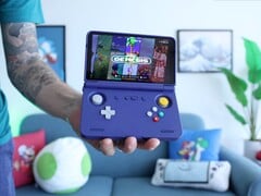 Russ, da Retro Game Corps, segurando o console de jogos portátil Retroid Pocket Flip 2 em roxo, com a tela exibindo uma interface de emulador do Sega Genesis. (Fonte da imagem: Retro Game Corps no YouTube)