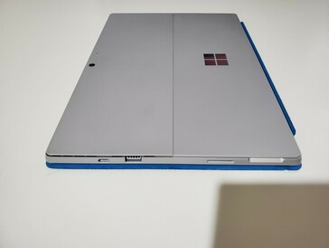 Amostra de engenharia do Surface Pro 8. (Fonte de imagem: eBay)