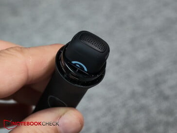O pequeno microfone é inserido