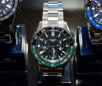 Relógio Casio Oceanus OCW-P3000 verde, visto de frente, com mostrador verde e preto e uma luneta de cerâmica em dois tons.