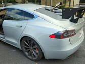 O Tesla foi equipado com um antigo motor a diesel para carregar a bateria (imagem: WarpedPerception/YT)
