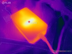 O adaptador AC alcança mais de 44 C quando a carga é muito alta por longos períodos