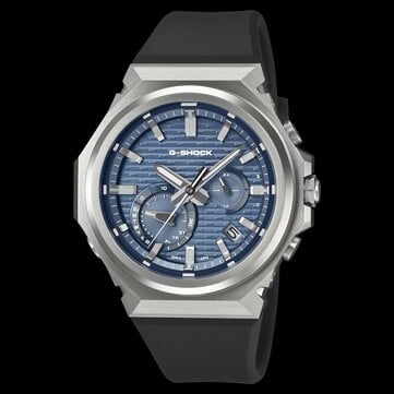 O GST-B1000-2A possui um mostrador azul metálico e pulseira de resina