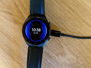 O Xiaomi Watch S1 carrega sem fio através do padrão Qi.