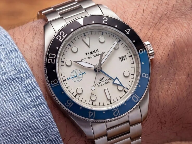 Relógio Timex Pan Am Waterbury Automatic GMT exibido no pulso