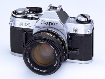 A Canon AE-1 é uma câmera SLR de 35 mm mais leve, de meados da década de 1970, que apresentava uma construção mais leve e uma ajuda eletrônica. (Fonte da imagem: The Canon Camera Museum)
