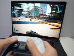 Uma pessoa jogando Cyberpunk 2077 em um MacBook usando um controle DualSense, demonstrando o desempenho nativo de jogos no macOS. (Fonte da imagem: Andrew Tsai / YouTube)