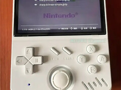 A mais recente cópia do Game Console parece menos ergonômica do que o Anbernic RG40XX V. (Fonte da imagem: via Nittrx)