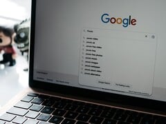 Laptop com uma janela do navegador aberta e a página inicial do Google na tela