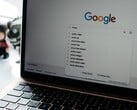 Laptop com uma janela do navegador aberta e a página inicial do Google na tela
