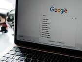 Laptop com uma janela do navegador aberta e a página inicial do Google na tela