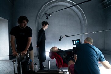 No set, entre uma tomada e outra, Tom Sturridge (Dream) se prepara para outra cena carregada de emoção em um cenário gótico e sombrio.