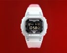 Relógio Casio G-Shock DW-5600TNT-7 x thisisneverthat com caixa e pulseira de resina translúcida sobre um fundo vermelho.