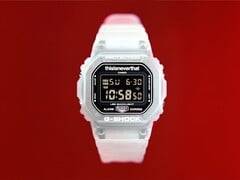 Relógio Casio G-Shock DW-5600TNT-7 x thisisneverthat com caixa e pulseira de resina translúcida sobre um fundo vermelho.