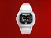 Relógio Casio G-Shock DW-5600TNT-7 x thisisneverthat com caixa e pulseira de resina translúcida sobre um fundo vermelho.