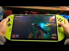 Close-up de um PC para jogos portátil DIY com RTX 4090, executando Cyberpunk 2077. (Fonte da imagem: NITTRX no YouTube)