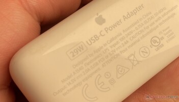 Mal legível: Apple's adaptador de 29 watt não suporta 9 volts. (Foto: Andreas Sebayang/Notebookcheck.com)