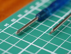 Ferramentas incluídas para ajustar a tensão no mecanismo de liberação da trava de bola