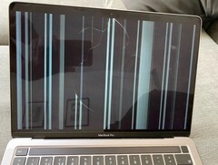 Uma tela quebrada do MacBook é cara para consertar e geralmente torna o laptop inutilizável (Imagem: 9 a 5mac)