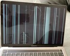 Uma tela quebrada do MacBook é cara para consertar e geralmente torna o laptop inutilizável (Imagem: 9 a 5mac)