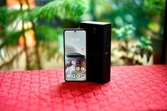 O Motorola Razr 70 oferece duas telas muito brilhantes.