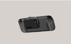 A capa protetora do Force Field 2 com o pacote de energia habilitado para MagSafe preso na parte traseira. (Fonte da imagem: Genki)