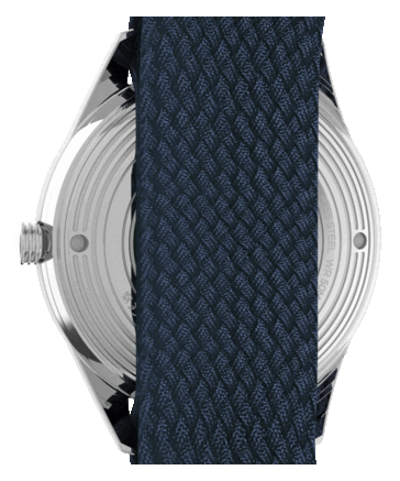 Vista traseira do Peanuts x Timex Marlin Jet Automatic, com fundo de caixa transparente que exibe o mecanismo automático e uma pulseira de tecido azul de dupla camada.