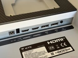 Portas: Entrada de alimentação, USB 2.0 (apenas para atualizações de firmware), 2x HDMI 2.0, 2x DisplayPort 1.4, conector de áudio de 3,5 mm