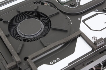 A solução de resfriamento consiste em duas ventoinhas de ~60 mm, um resfriador de câmara de vapor e uma interface térmica de metal líquido