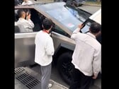 Os funcionários da BYD parecem mesmo interessados no Cybertruck, se o vídeo servir de referência. (Fonte da imagem: Twitter)