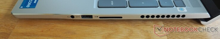 Lado direito: Áudio, USB-A 3.2 Gen 1, leitor de cartões SD