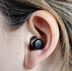 Os fones de ouvido Huawei Watch Buds são pequenos e leves.