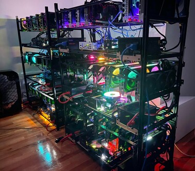 Também tem placas 14x RTX 3070 e 5x RTX 3080. (Fonte da imagem: Reddit - u/miner69niner)