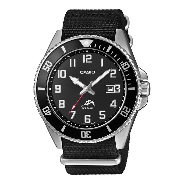 Relógio de mergulho Casio Duro MDV106C-1AV com mostrador preto, algarismos árabes destacados, luneta unidirecional preta, caixa em aço inoxidável e pulseira de tecido preta.