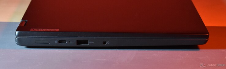 esquerda: USB C 3.2 Gen 2, USB A 3.2 Gen 1, áudio de 3,5 mm