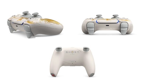 O controle sem fio DualSense Ghost of Yotei Limited Edition tem um design escovado na frente e marcas de lâmina na parte de trás. (Fonte da imagem: PlayStation)