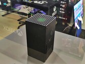 O Microsoft Xbox Series X já está em exposição em uma loja de tijolos e argamassa. (Fonte da imagem: @KeemaMr)